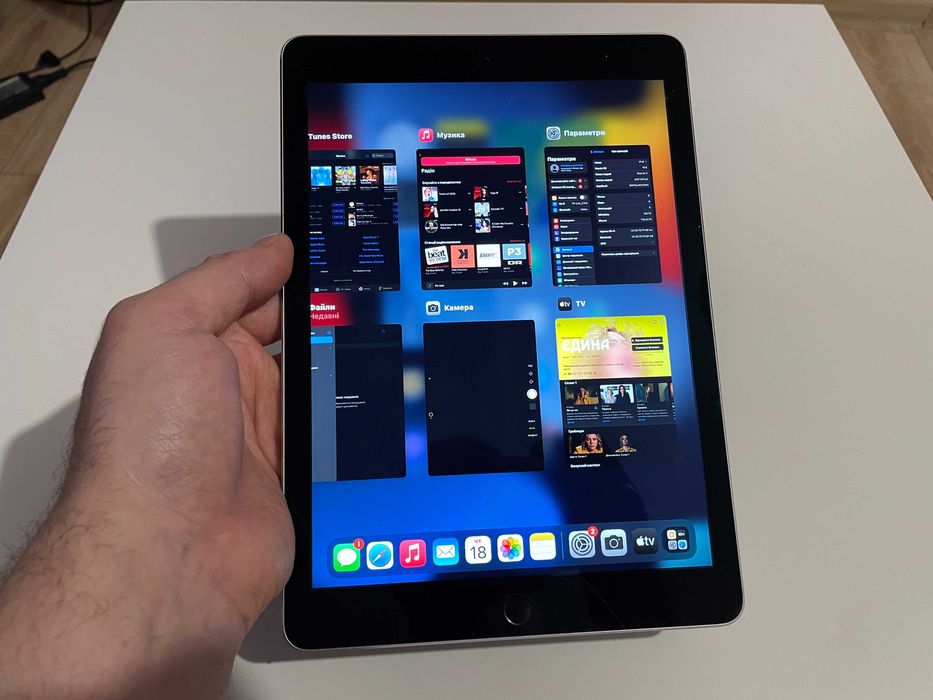 Планшет iPad Air 2 A1566 128GB 9.7" Retina (2048x1536)