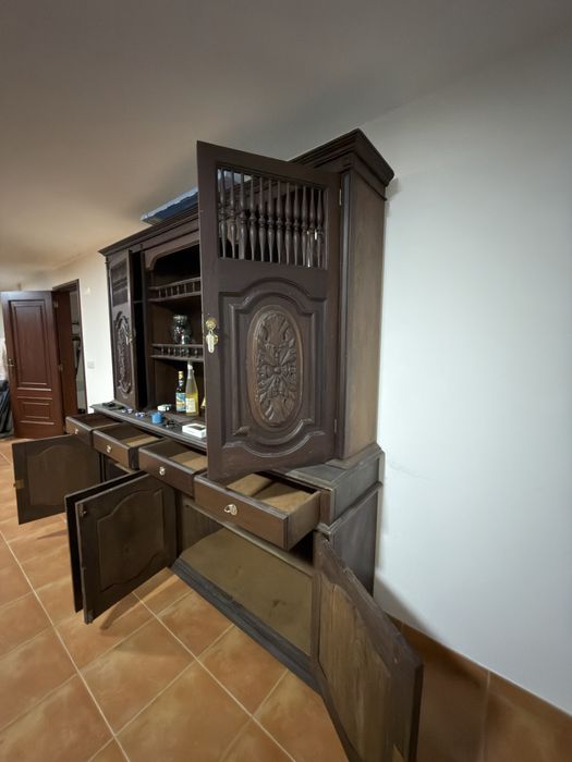 Aparador / móvel antigo em madeira maciça – estilo colonial