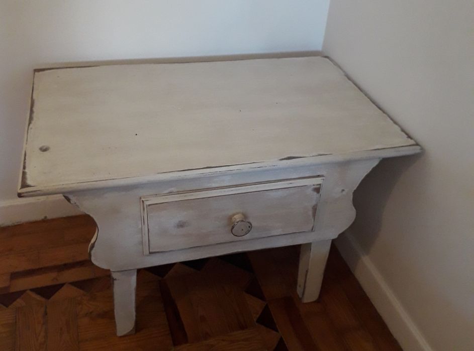 mesa de apoio pintada