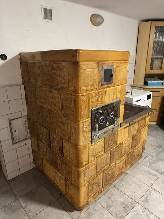 Stary piec kaflowy / kuchnia kaflowa – ozdobne kafle, retro