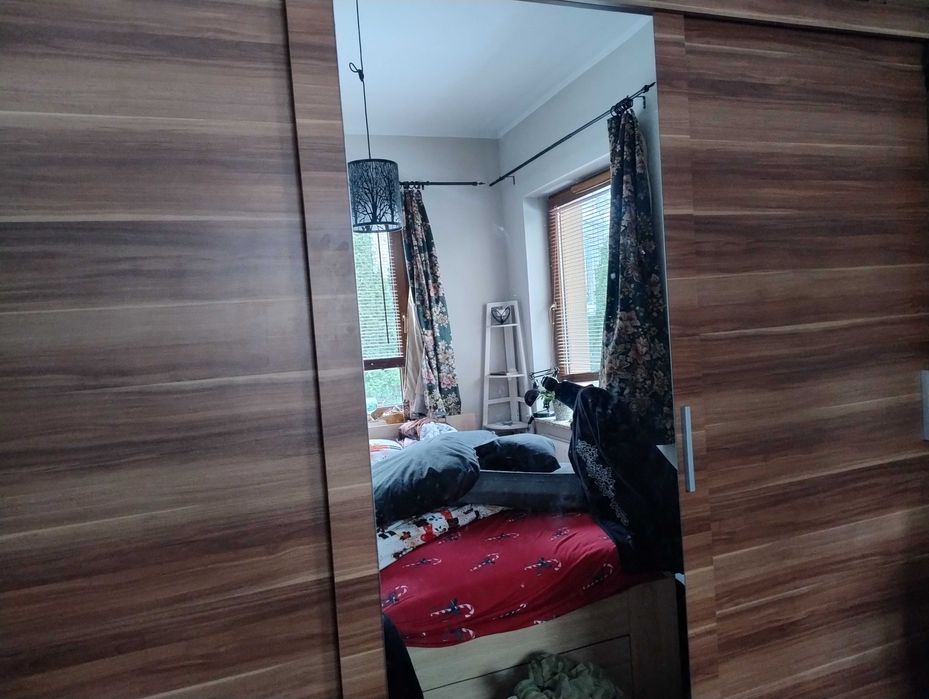 Duża szafa rozsuwana z lustrem