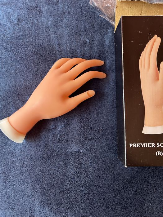 Mão de treino unhas.