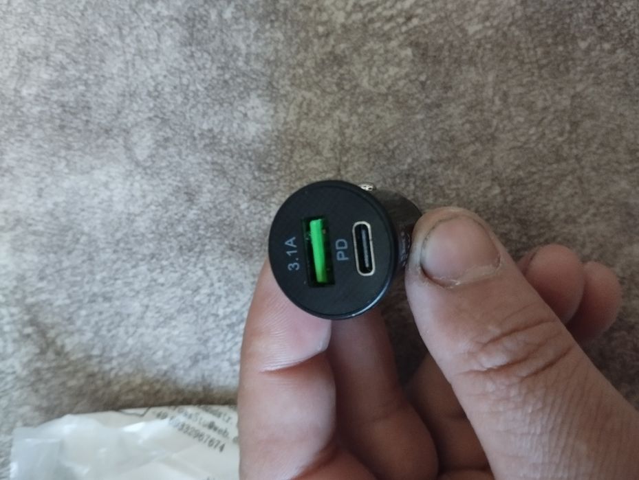 Зарядне телефона в авто