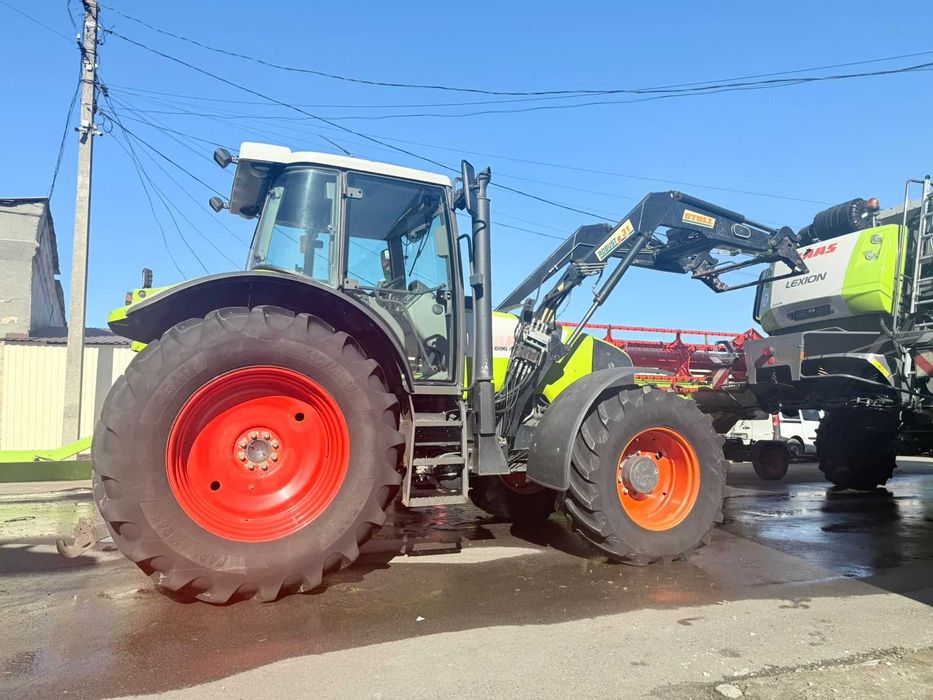 Claas Ares 696  2005року з фронтальним навантажувачем.