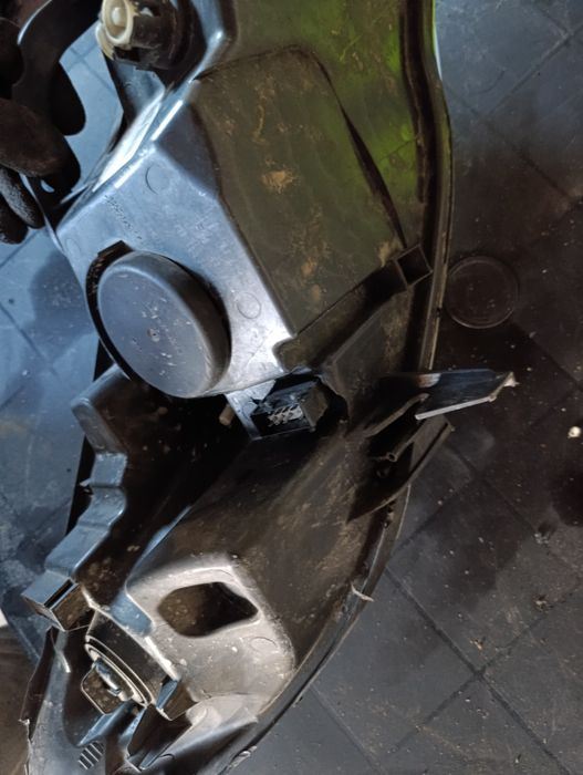 Lampa peugeot 407 SW 2009 uszkodzona