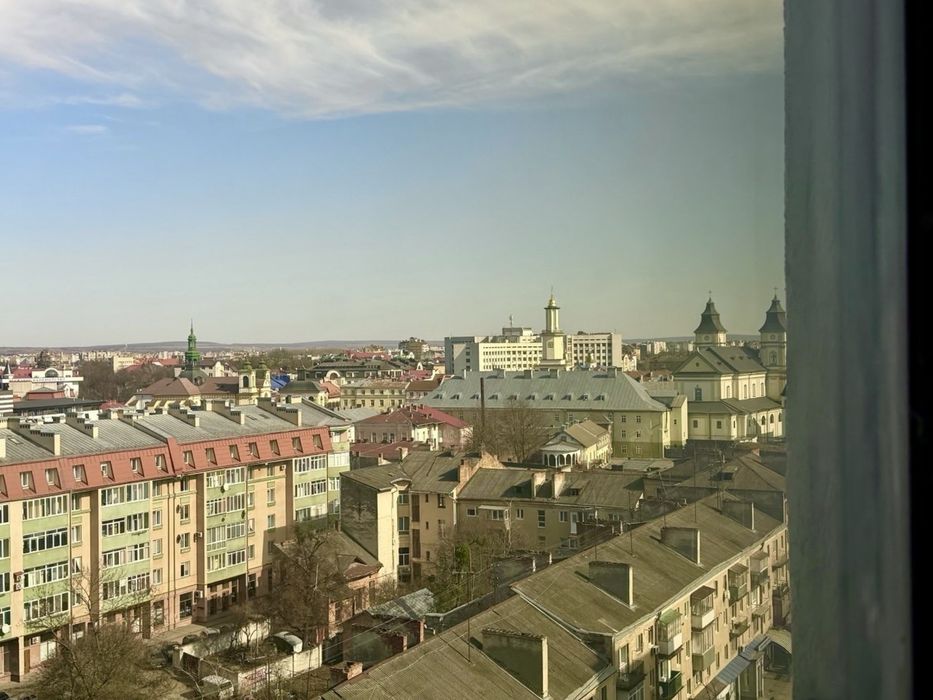 Видова трикімнатна квартира з терасою в самому центрі міста!