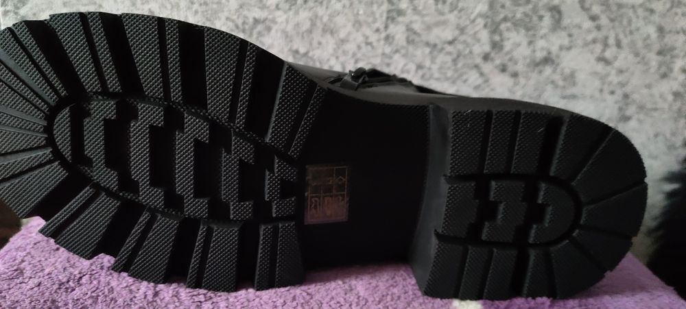 Продам женские кожаные ботинки