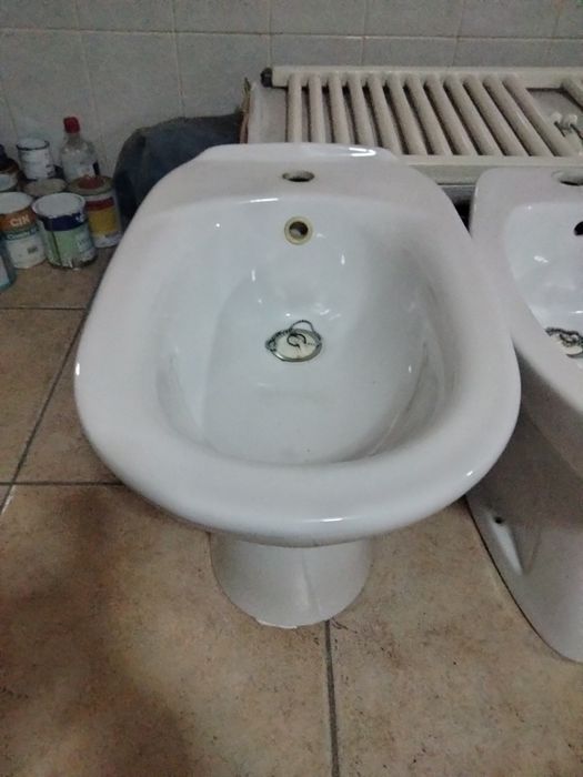 Loiças sanitárias, espelho, radiador, móvel, tudo por