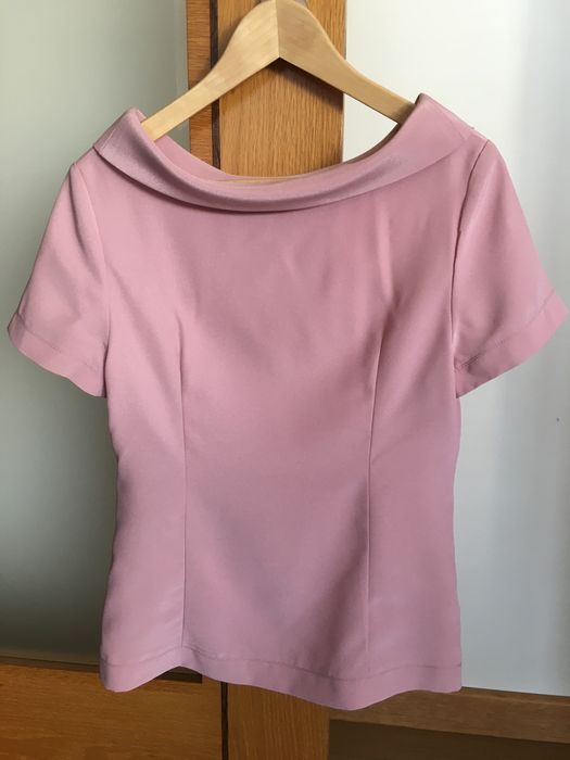 Blusa em tom de rosa, com tecido de ligeiro brilho