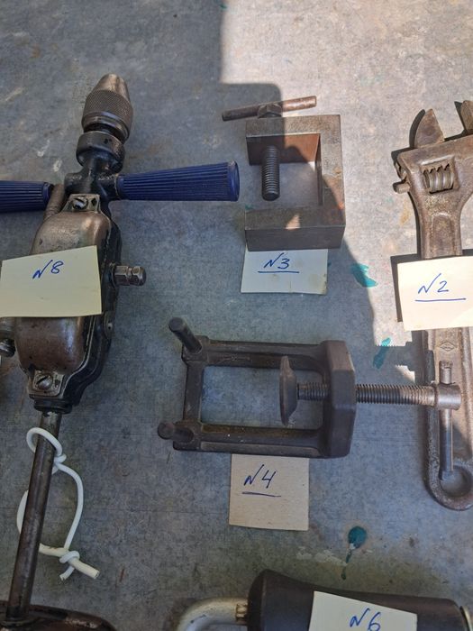 Разводные ключи, струбцины, дрели, плоскогубцы.