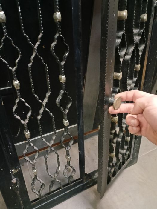 Metalowe ażurowe drzwiczki ozdobne