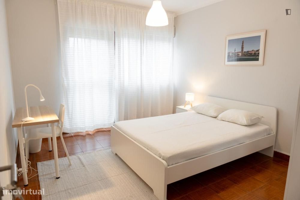 Quarto - localizado em Santa Marinha Porto