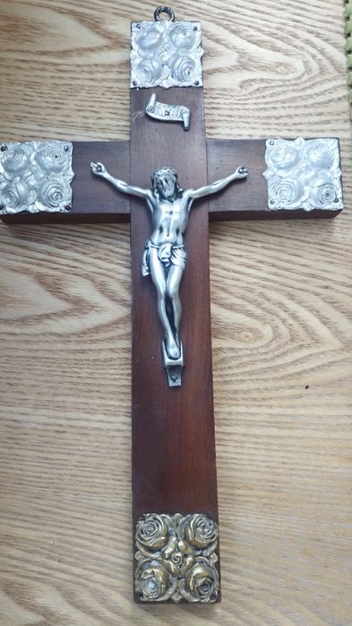 Cruz de madeira muito antiga, dá para pendurar na parede. Aproximadame