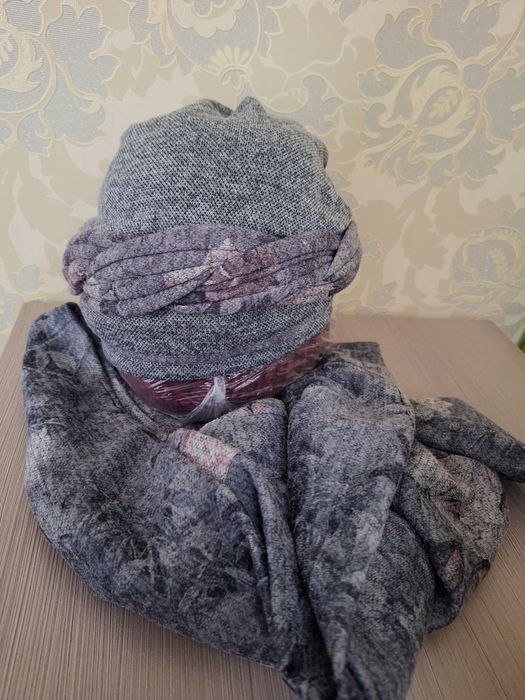 Жіночий комплект шапка і снуд