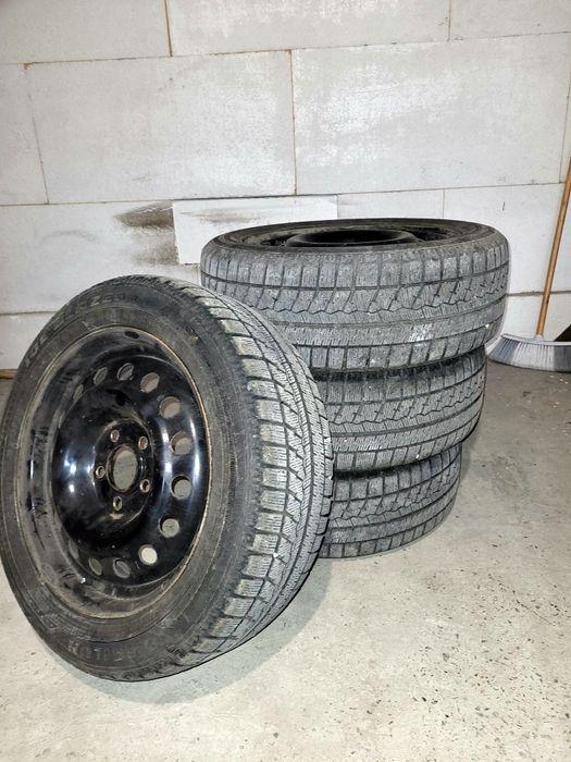 Комплект металевих дисків з шинами.