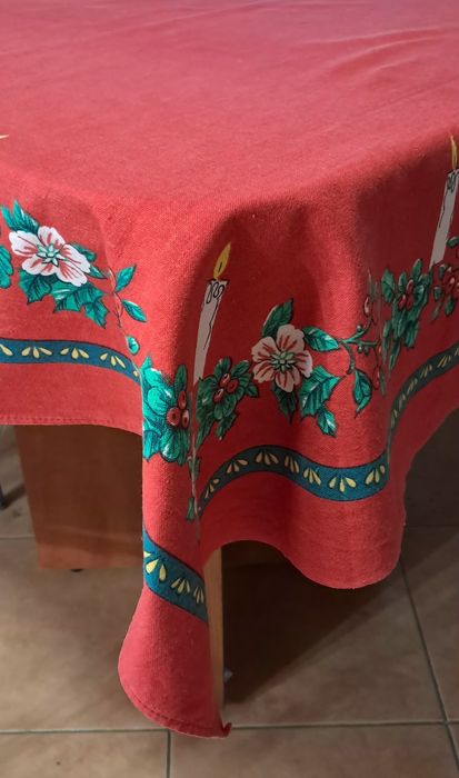 Kwadratowy czerwony bożonarodzeniowy obrus