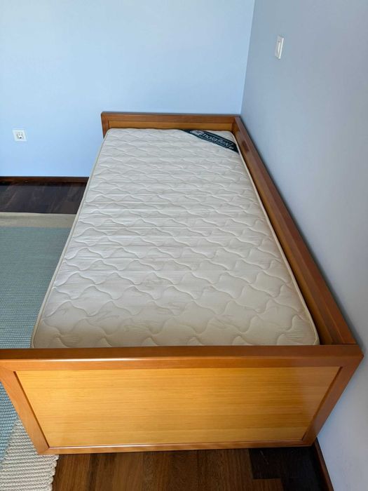 Cama de solteiro + 2 colchões + 2 estrados em excelente estado