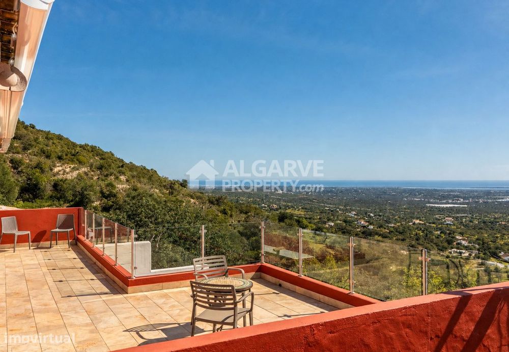 Moradia com Vistas Panorâmicas e Terreno em Estoi