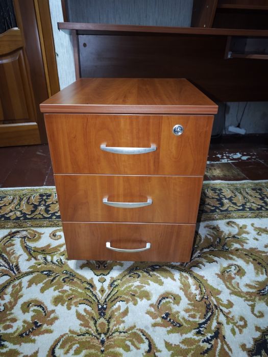 Комп'ютерний стіл