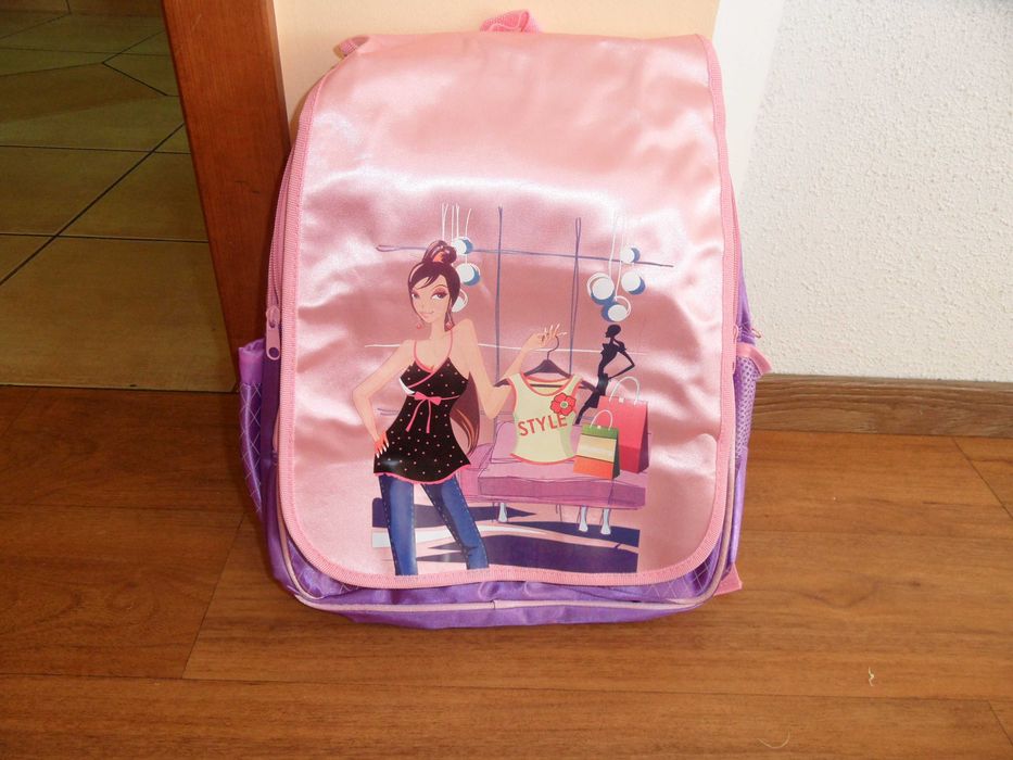 Śliczna świecąca torebka i inne plecaki