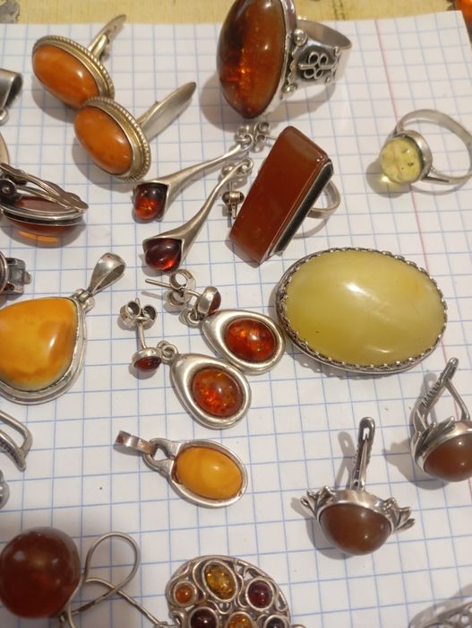 Янтарь, серебро и мельхиор с янтарем броши серьги кулоны