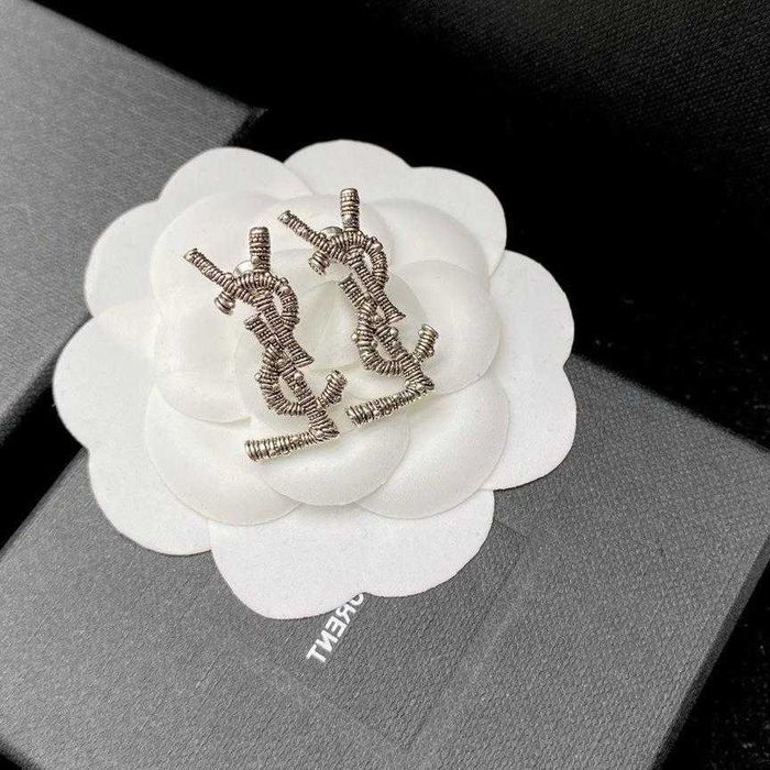 Kolczyki YSL – prosty design, luksusowe zdobienia