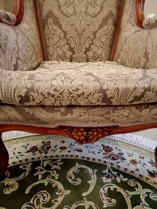 Продам антикварне крісло.