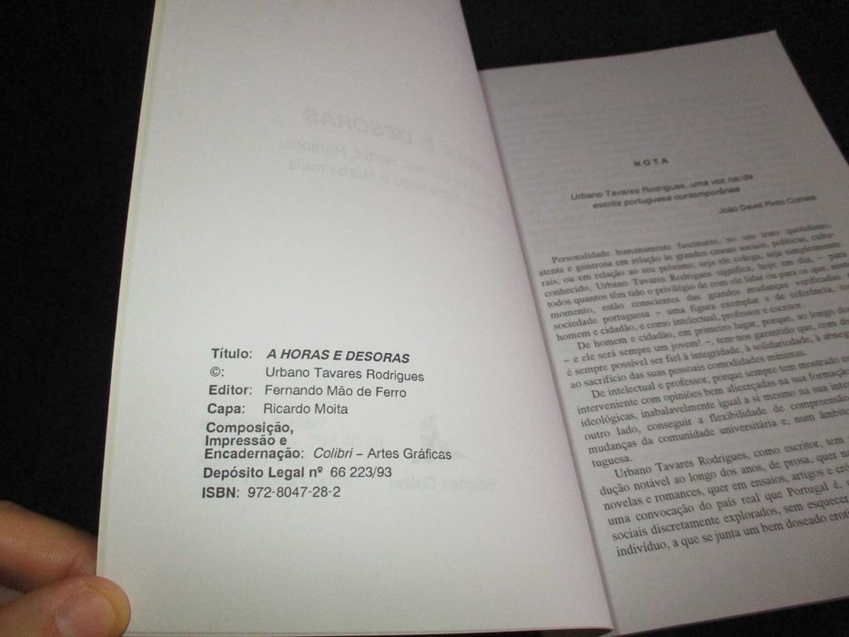 Livro A horas e desoras Urbano Tavares Rodrigues Autografado