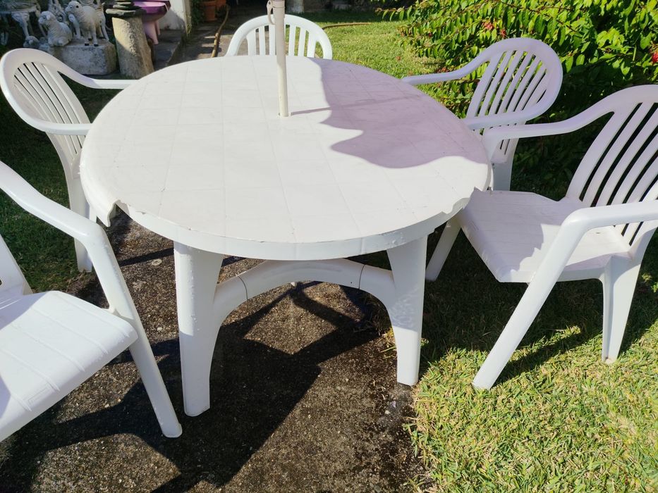 Conjunto de mesa e seis cadeiras