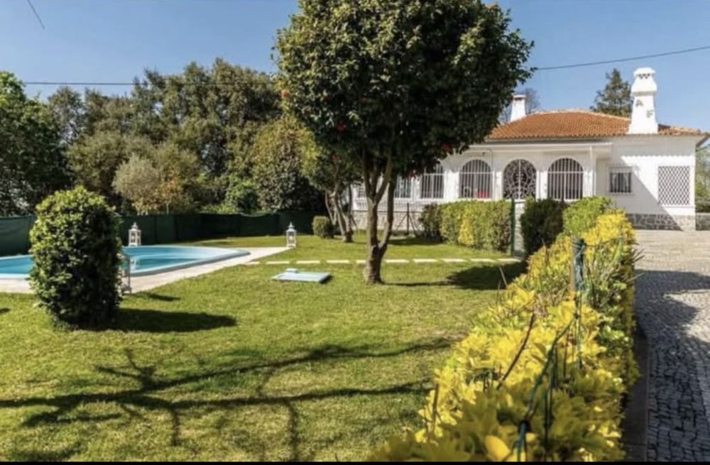 Alugo quarto grande em moradia privada no centro de Vila Nova de Gaia entrada a 1 Outobro 2026
