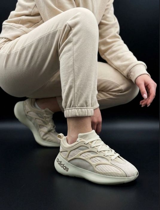 Жіночі кросівки Adidas Yezzy Boost 700 V3/бежеві жіночі кросівки адідас