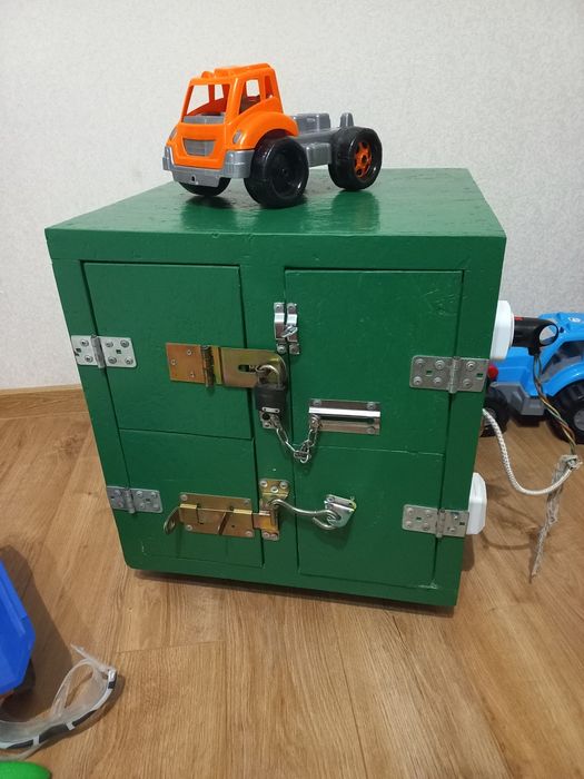 Бізікуб дитячий саморобний