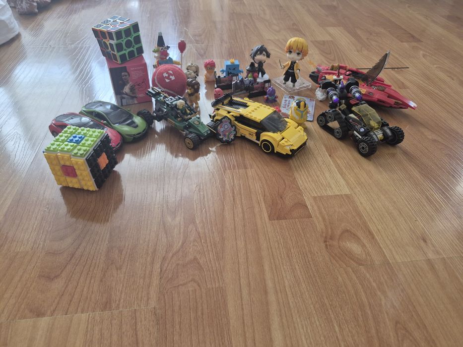 Продаю різні іграшки фігурки лего машинки і колекційне