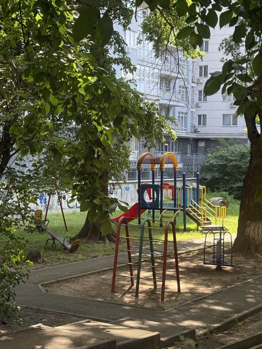 Продаж трьохкімнатної квартири в центрі Києва/вул. Іллєнка 63