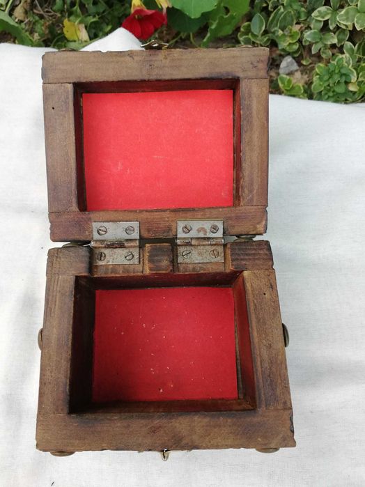 Drewniana szkatułka, kuferek na drobiazgi, biżuterię.