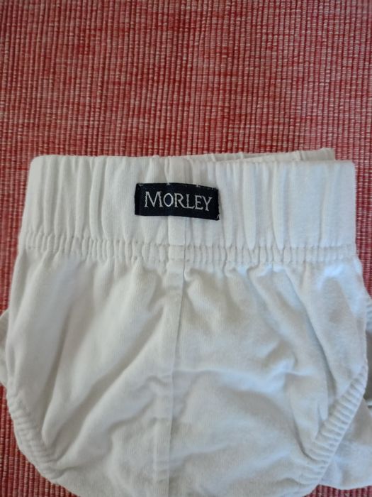 Białe męskie slipki.