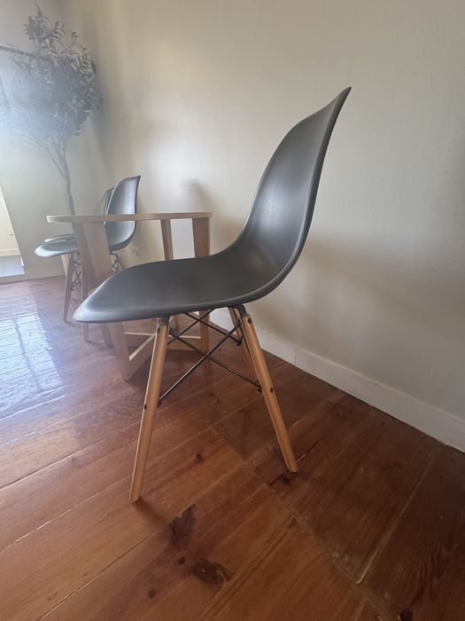 Conjunto 4 cadeiras estilo Eames pretas com pés de madeira