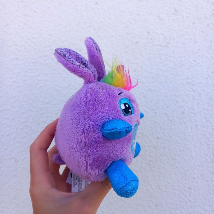 Peluche roxo com coração de queijo
