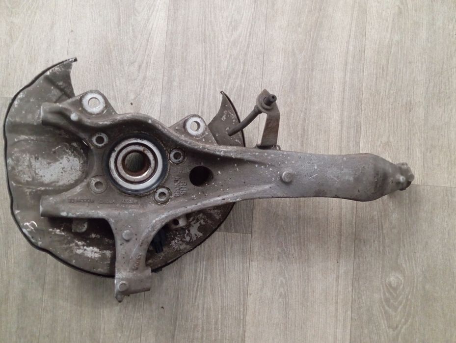 Вольво s90 v90 2018-2025 року 31682226 права цапфа ступиця