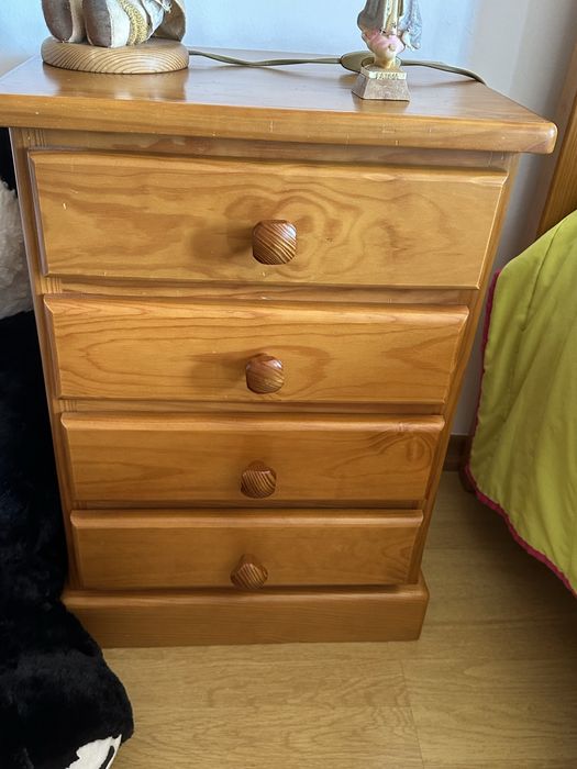 cama e mesa de cabeceira