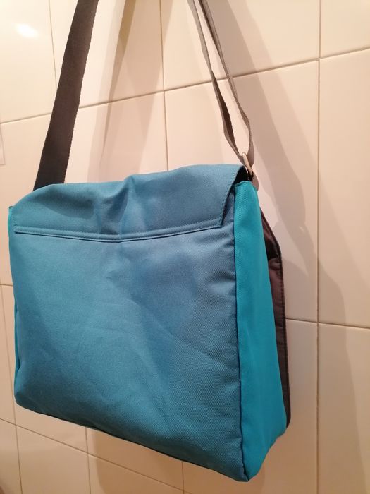 Mala saco à tiracolo, da Calvin Klein, tem um bolso com fecho na aba
