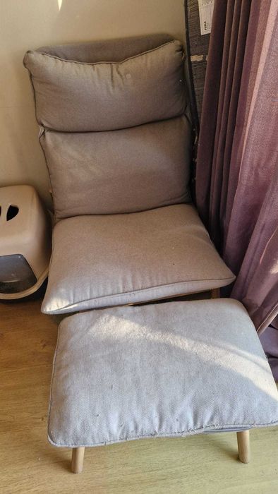 Cadeira chaise-longue com repousa pés