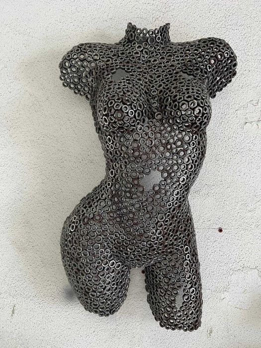 Corpos mulher em metal reciclado