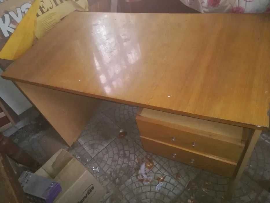 Стол полированый  с шухлядками