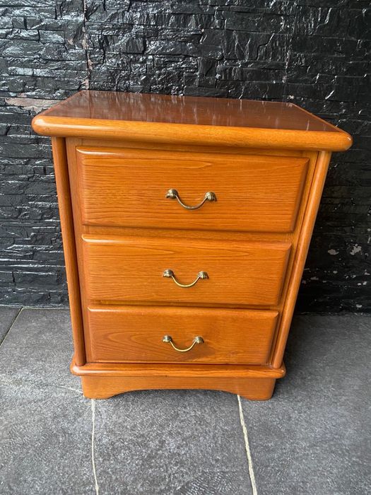 2 mesinhas de cabeceira + 1 secretária