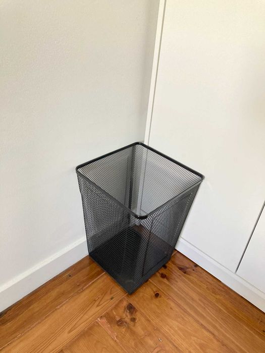 Cesto de papéis preto