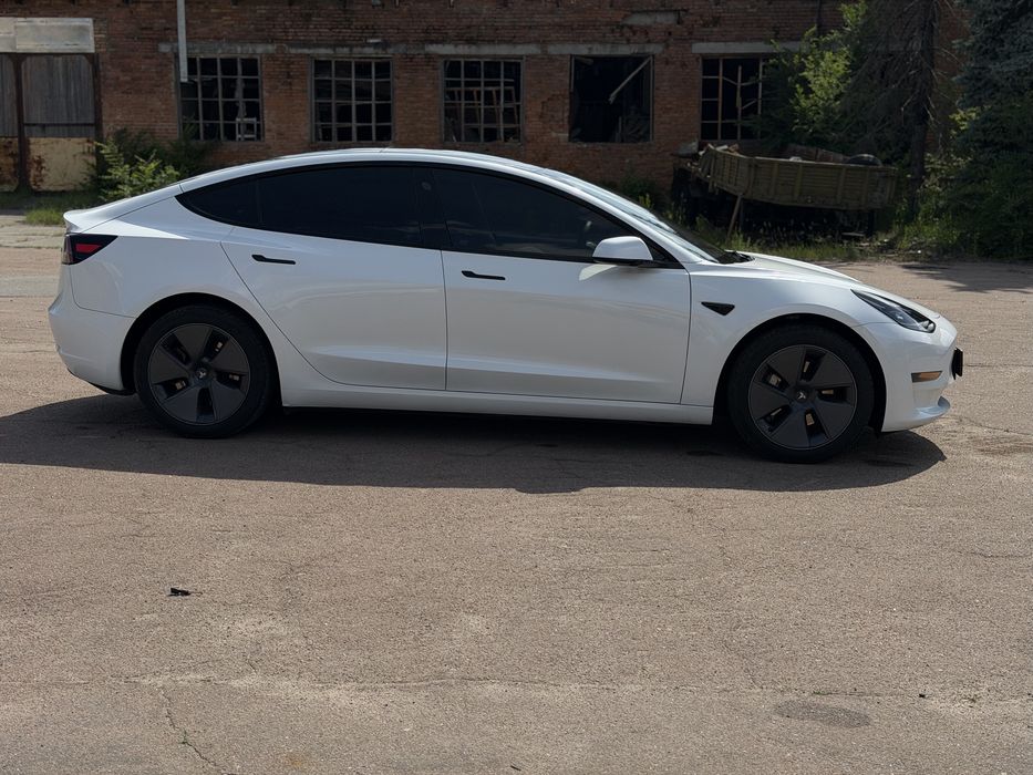 Tasla model 3 2022 рік Рест