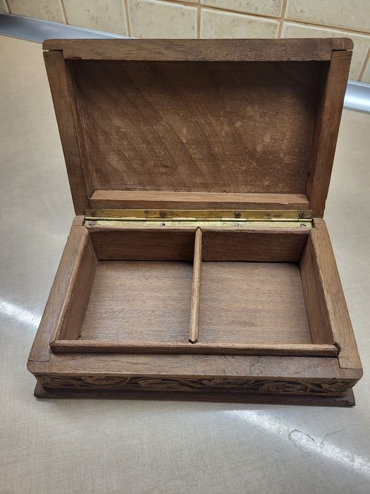 Вінтажна різьблена дерев'яна скринька