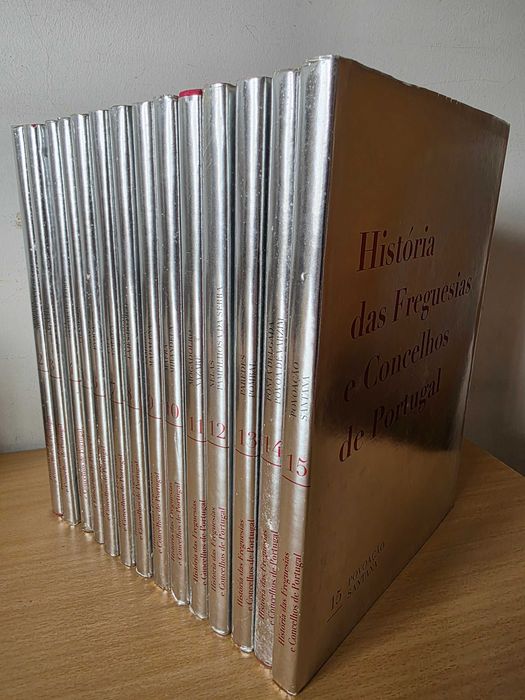 14 volumes da coleção "História das Freguesias e Concelhos de Portugal"
