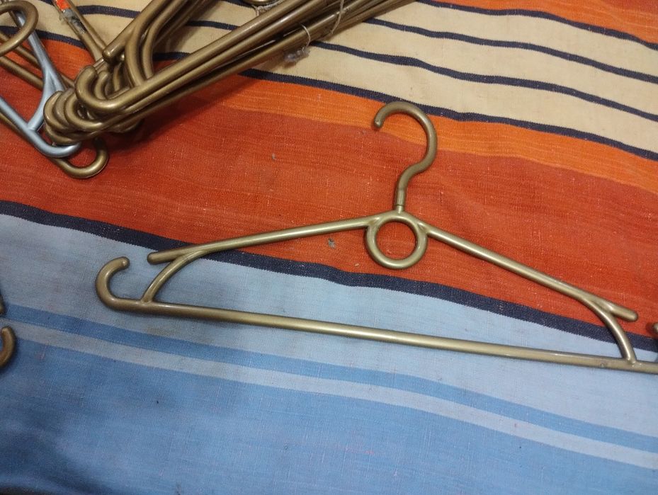 Плечики пластиковьіе  прочньіе с поворотньіми крючками в 2-х.цветах